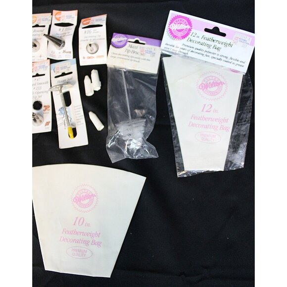 81 Pc Cake and Cookie Decorating Lot Featherweight Bag Steel Plastic Tips Tools - Picture 4 of 8